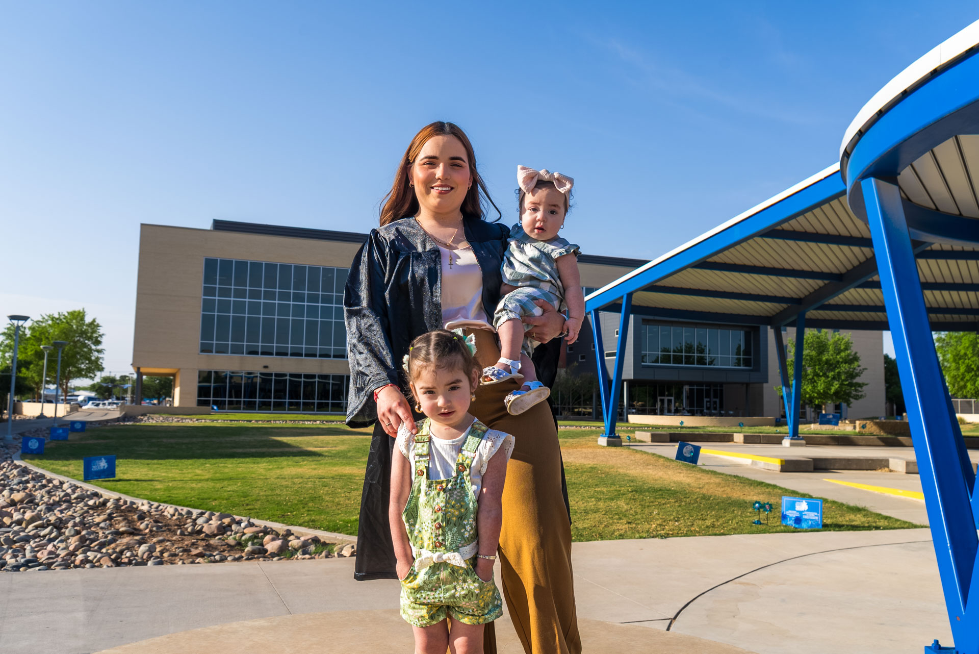 Gissell Fabela standing with 2 daughters